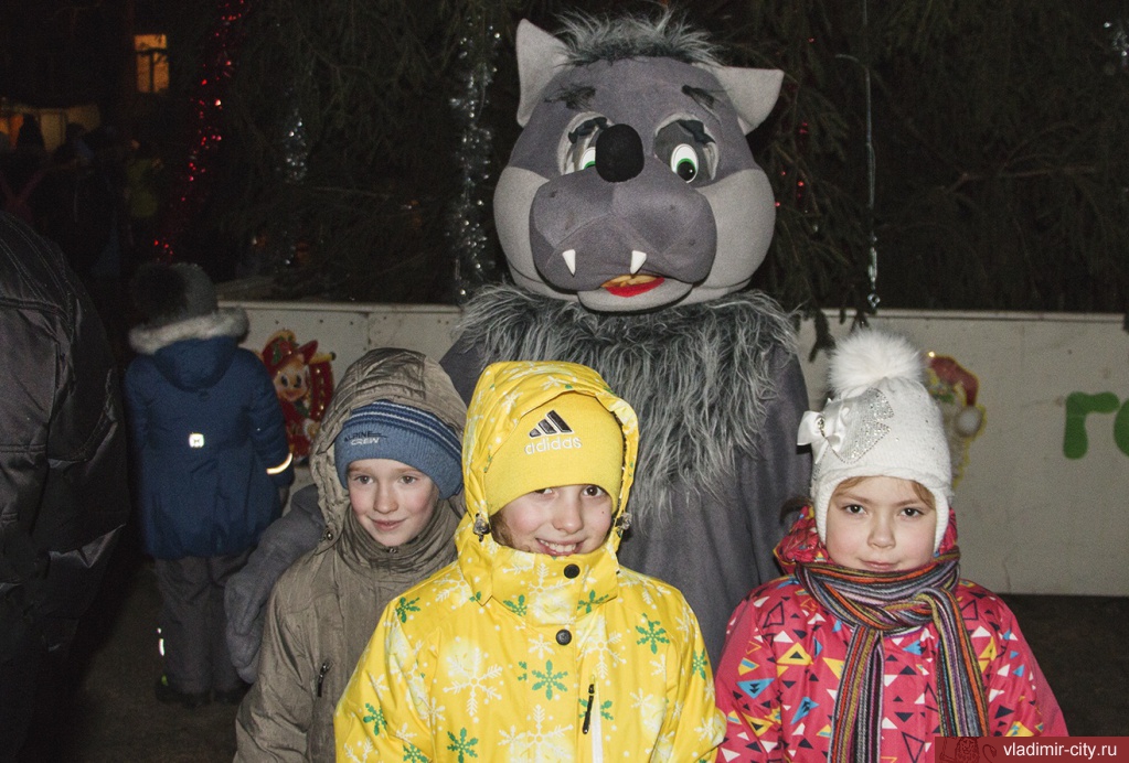 Во дворах города Владимира провели уже больше 40 детских елок